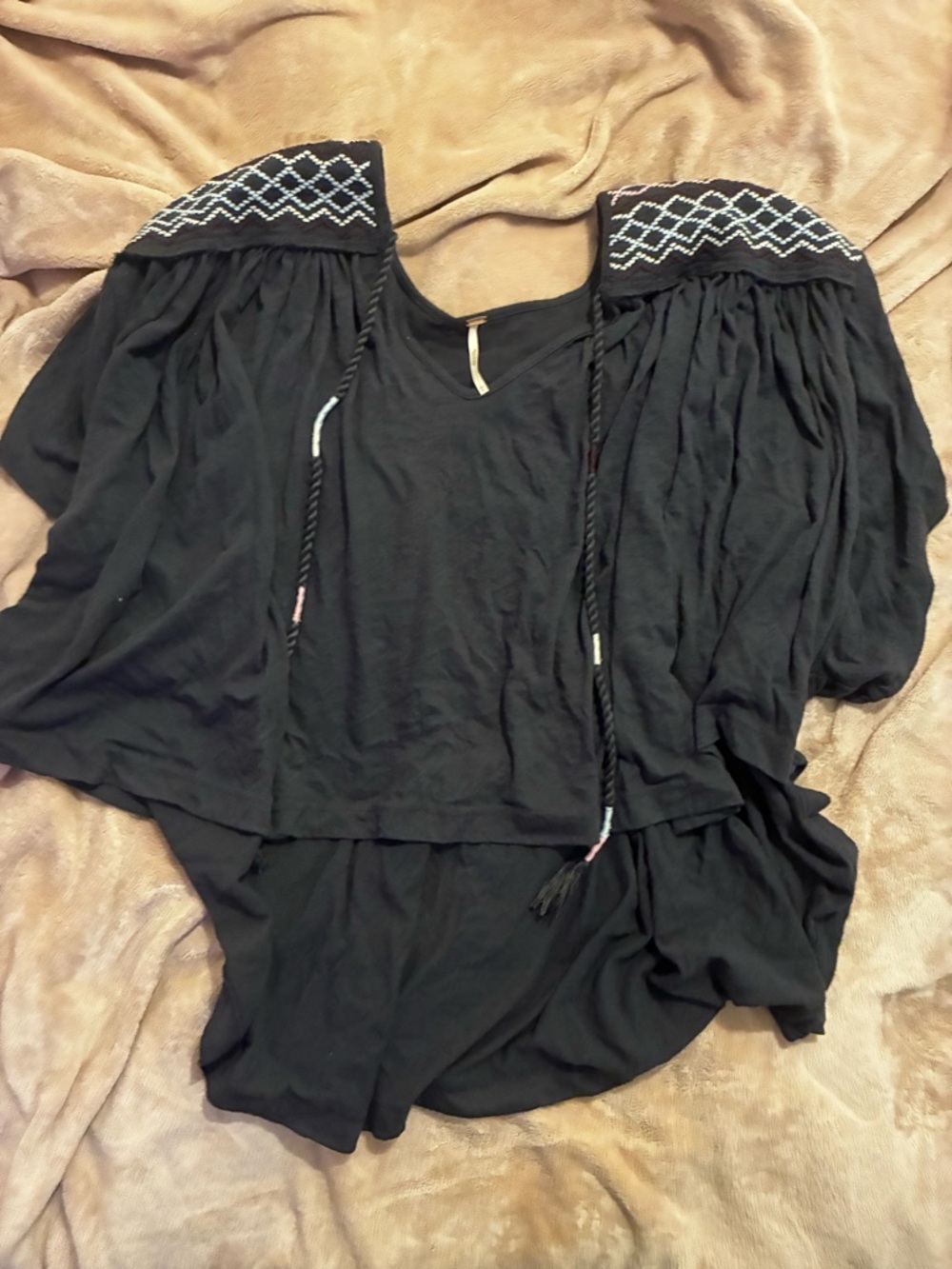 💰5/$10 Free People grey Embroidered Tunic
